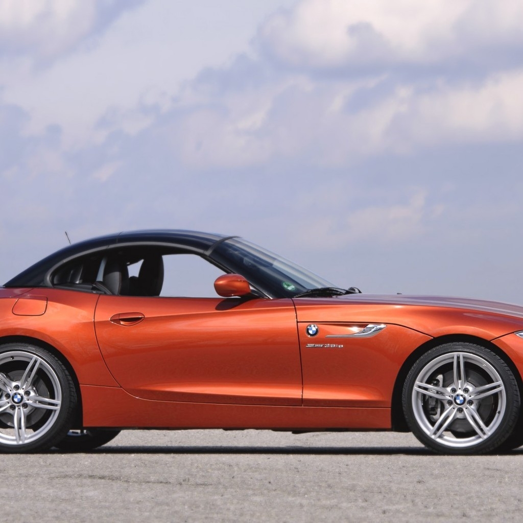 BMW Z4 Roadster Side View for 1024 x 1024 iPad resolution