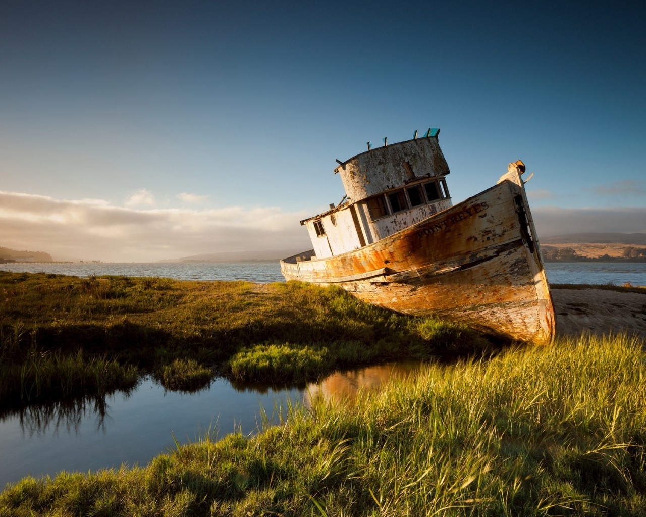 Boat Wreck for 1280 x 1024 resolution