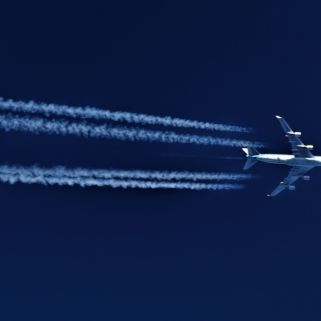 Boeing 747 Flying for 1024 x 1024 iPad resolution