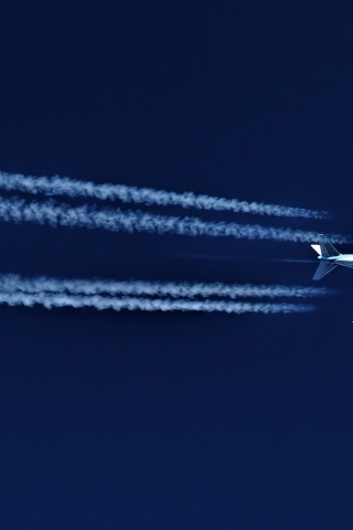 Boeing 747 Flying for 320 x 480 iPhone resolution