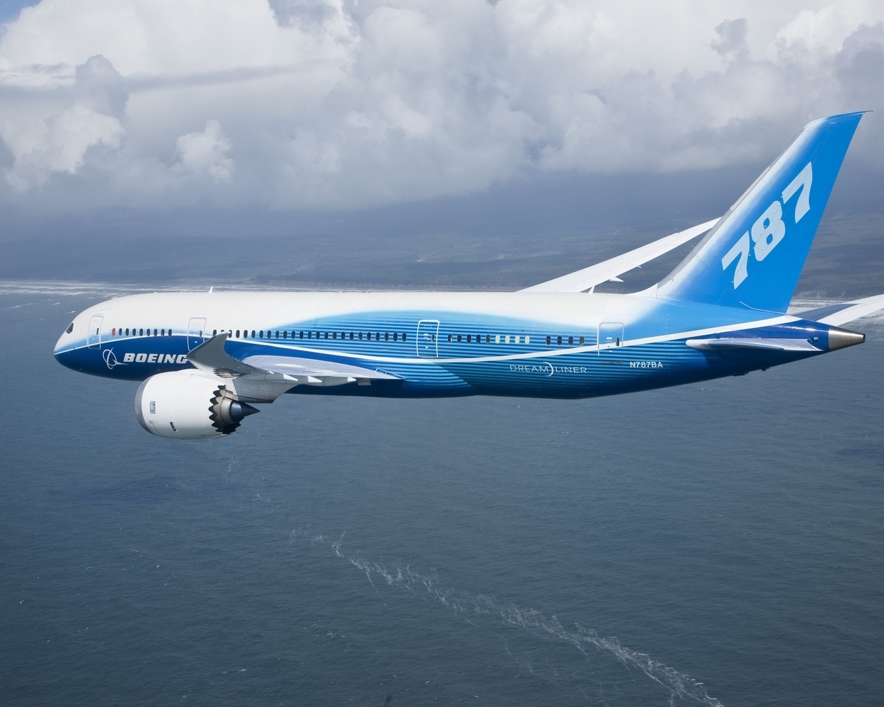 Boeing 787 Flying for 1280 x 1024 resolution