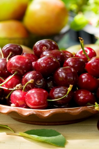 Bowl of Cherries for 320 x 480 iPhone resolution