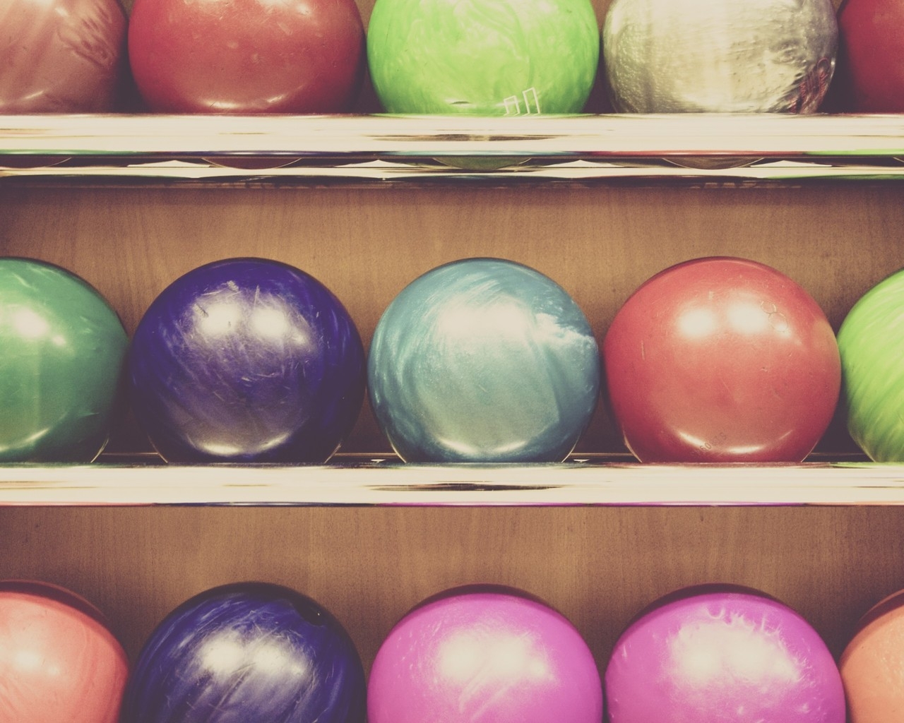 Bowling Balls for 1280 x 1024 resolution