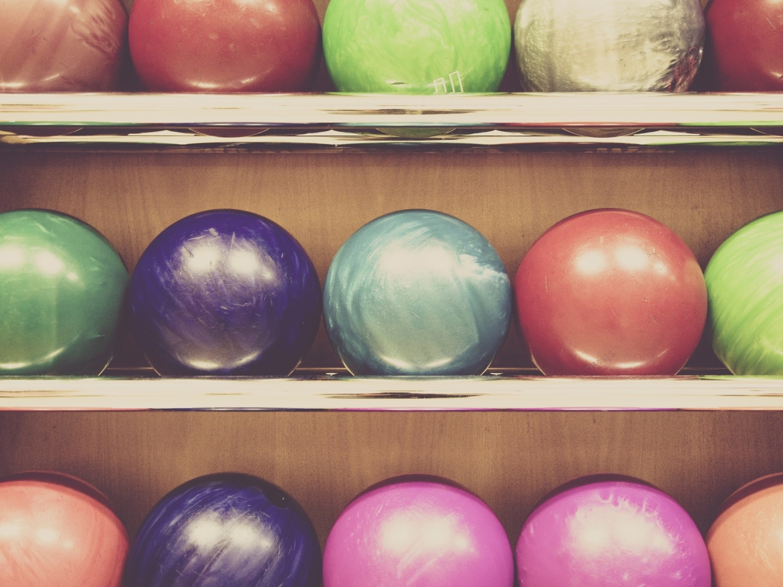 Bowling Balls for 1600 x 1200 resolution