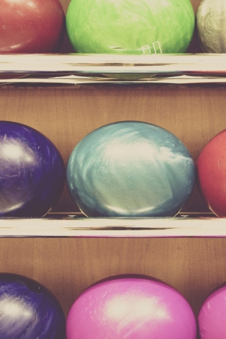 Bowling Balls for 320 x 480 iPhone resolution