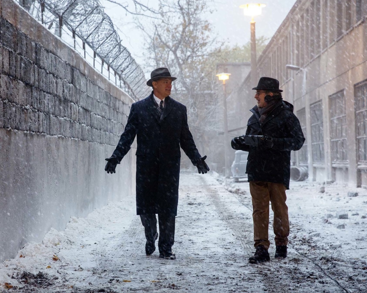 Bridge of Spies Tom and Steven for 1280 x 1024 resolution