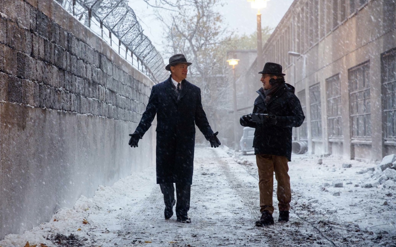 Bridge of Spies Tom and Steven for 1280 x 800 widescreen resolution