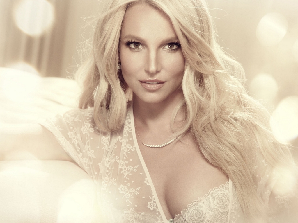 Britney Spears Glamouros for 1024 x 768 resolution