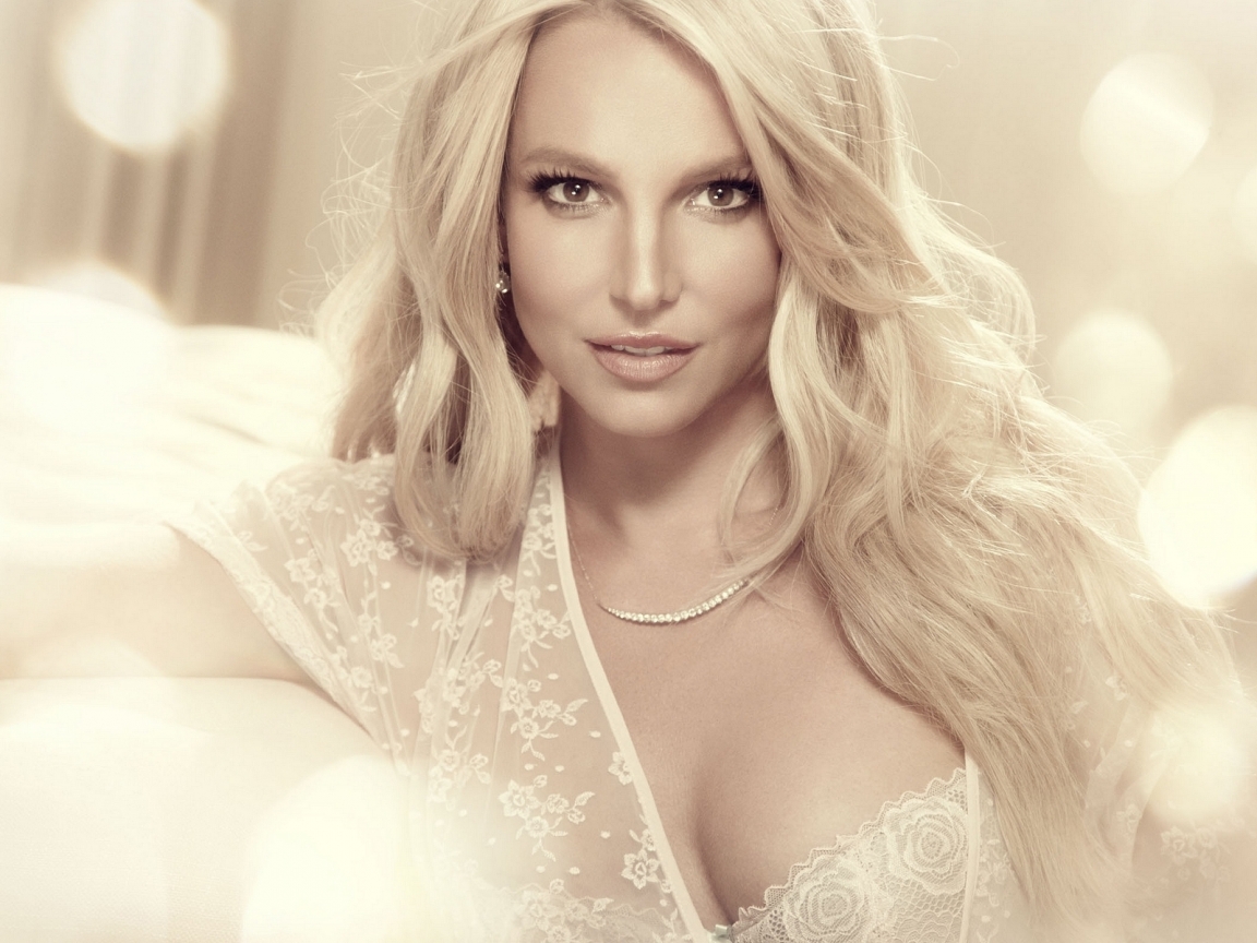 Britney Spears Glamouros for 1152 x 864 resolution