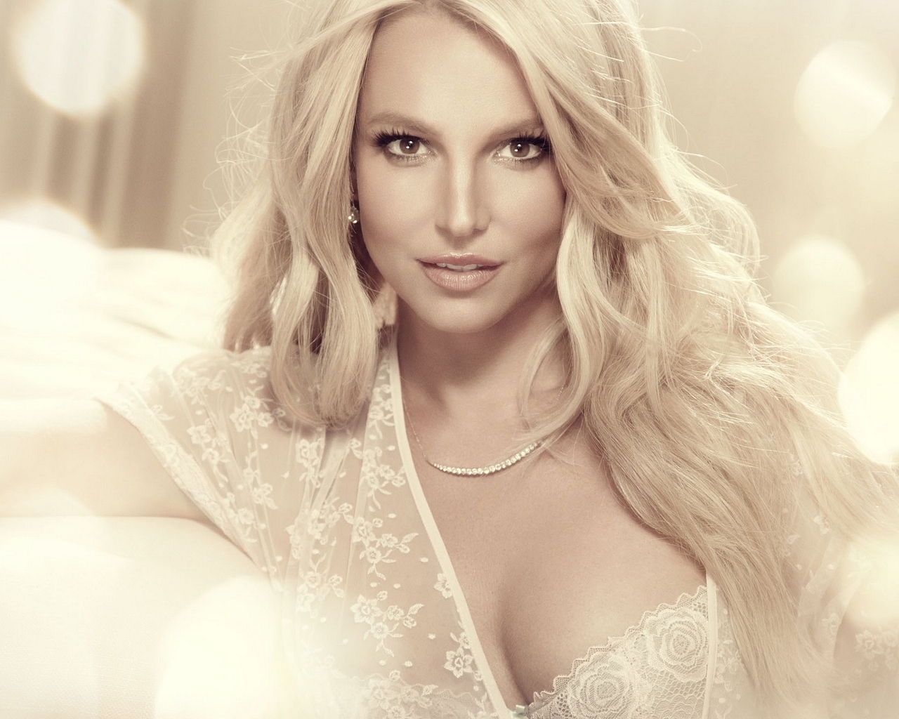 Britney Spears Glamouros for 1280 x 1024 resolution