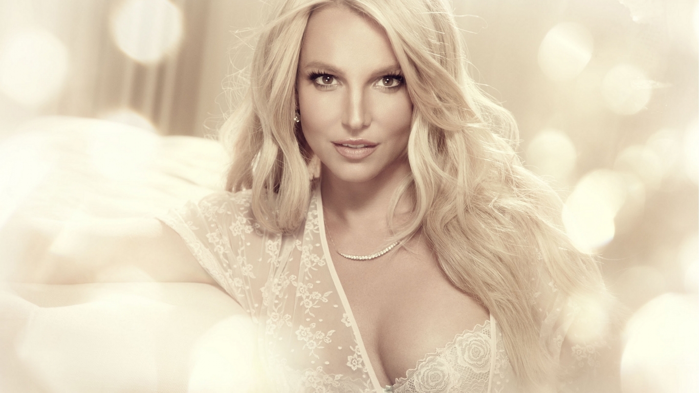 Britney Spears Glamouros for 1366 x 768 HDTV resolution