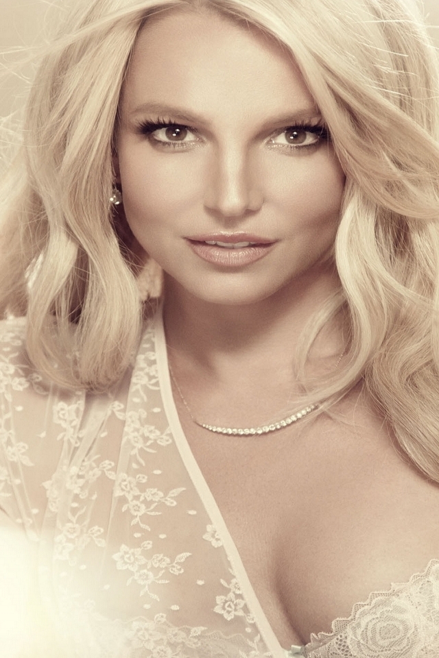 Britney Spears Glamouros for 640 x 960 iPhone 4 resolution
