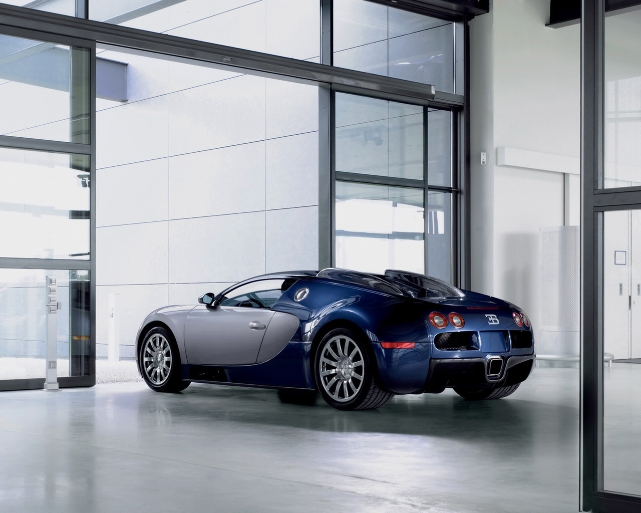 Bugatti Veyron 2006 - Workshop in Molsheim - Rear Angle for 1280 x 1024 resolution