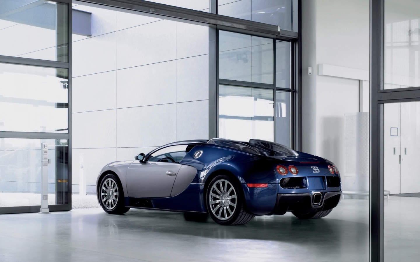 Bugatti Veyron 2006 - Workshop in Molsheim - Rear Angle for 1440 x 900 widescreen resolution