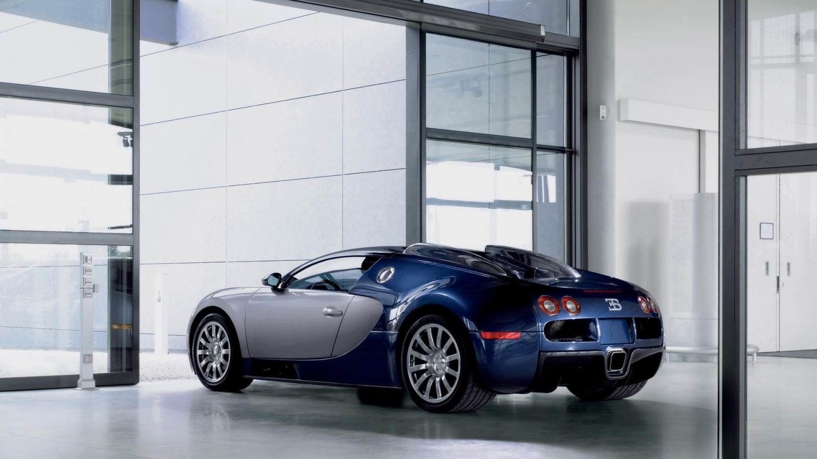 Bugatti Veyron 2006 - Workshop in Molsheim - Rear Angle for 1600 x 900 HDTV resolution