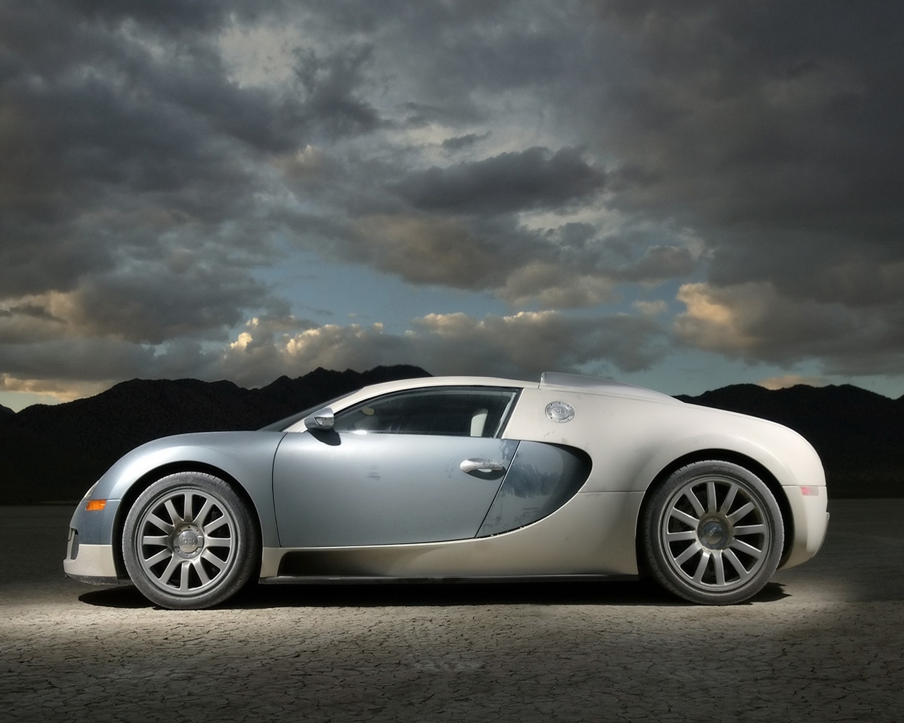 Bugatti Veyron 2007 - Side for 1280 x 1024 resolution