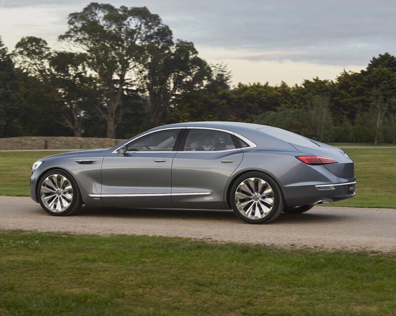 Buick Avenir Concept Side for 1280 x 1024 resolution