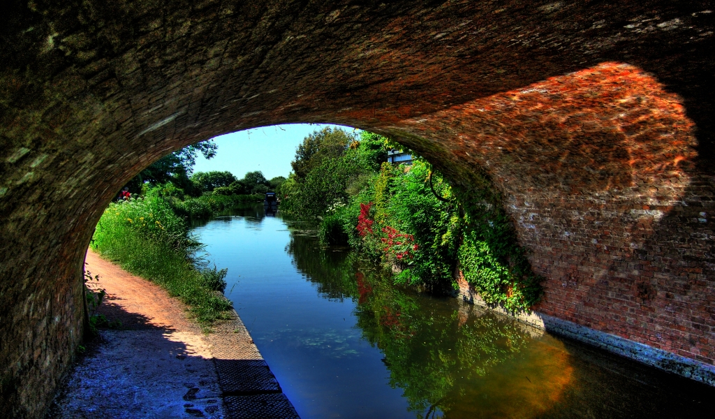 Canal Under An Arched Bridge for 1024 x 600 widescreen resolution