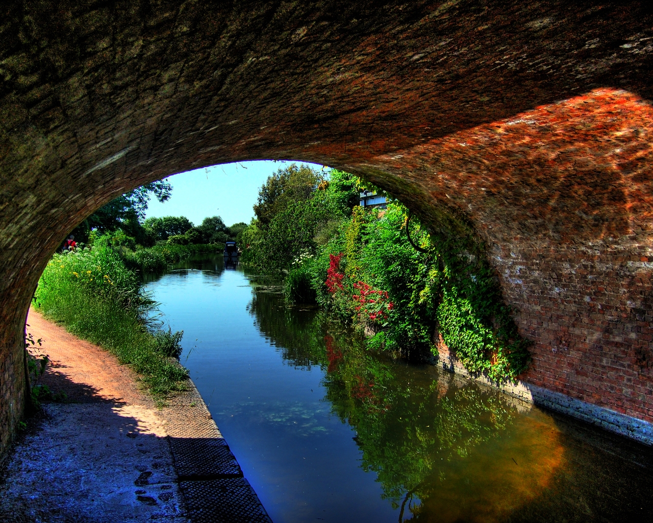 Canal Under An Arched Bridge for 1280 x 1024 resolution