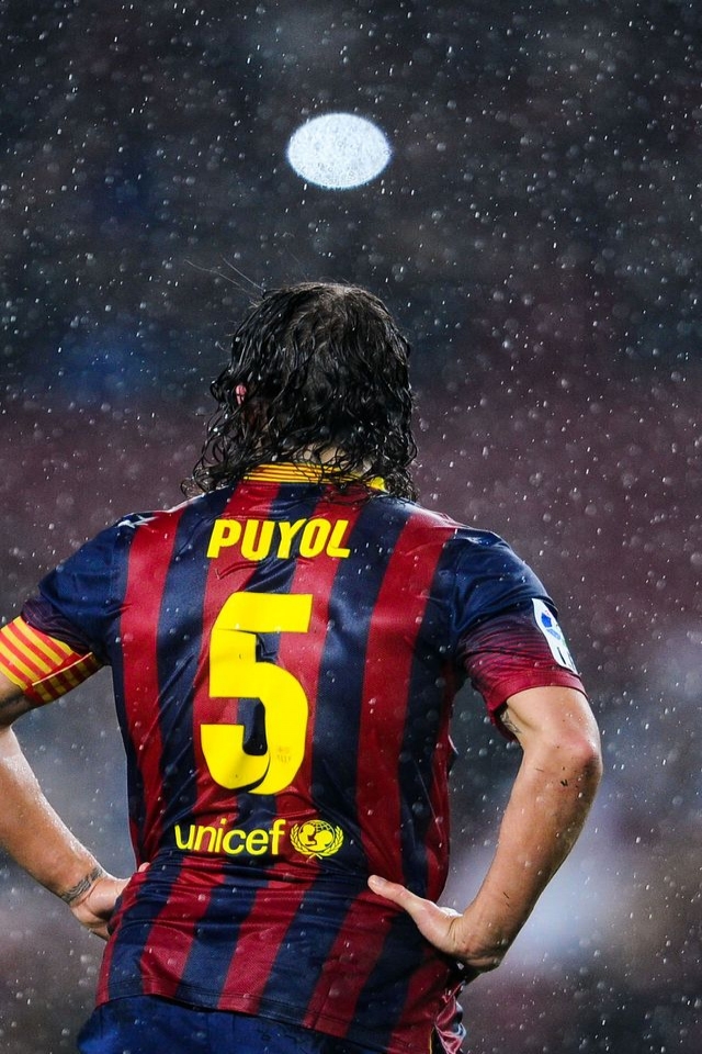 Carles Puyol Rain for 640 x 960 iPhone 4 resolution