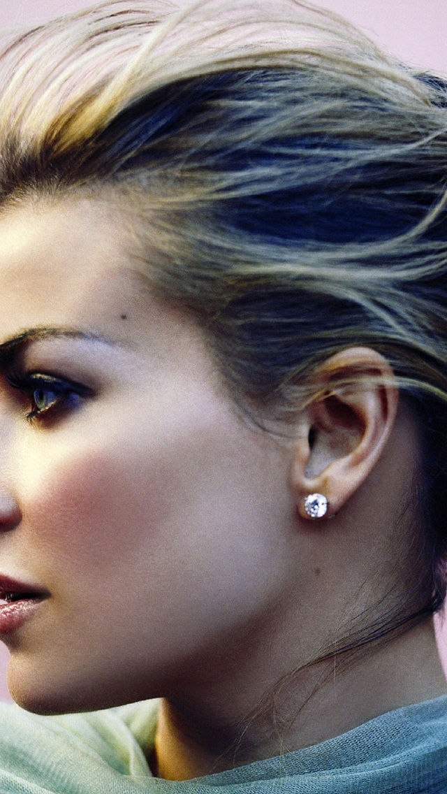 Carmen Electra Side for 640 x 1136 iPhone 5 resolution