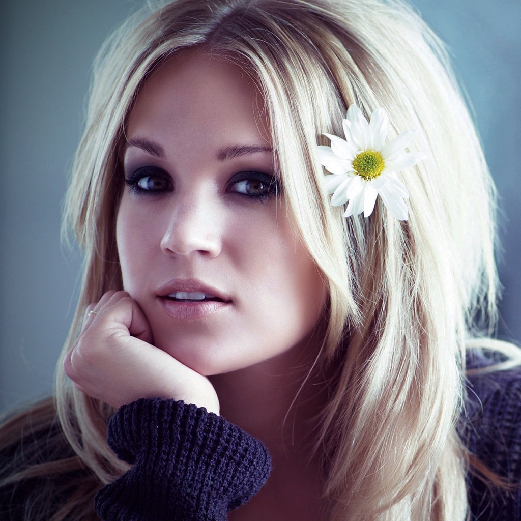 Carrie Underwood Beautiful for 1024 x 1024 iPad resolution