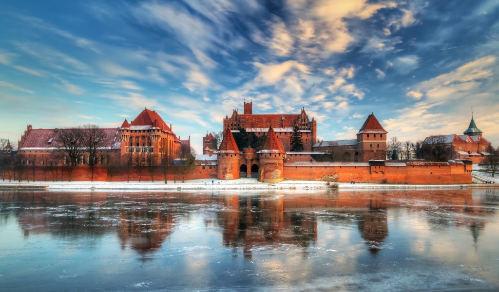 Castle in Poland for 1024 x 600 widescreen resolution