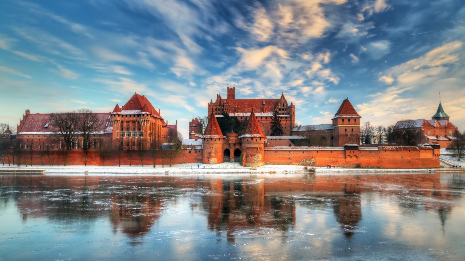 Castle in Poland for 1536 x 864 HDTV resolution