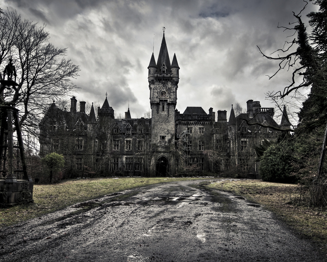Castle of Decay for 1280 x 1024 resolution
