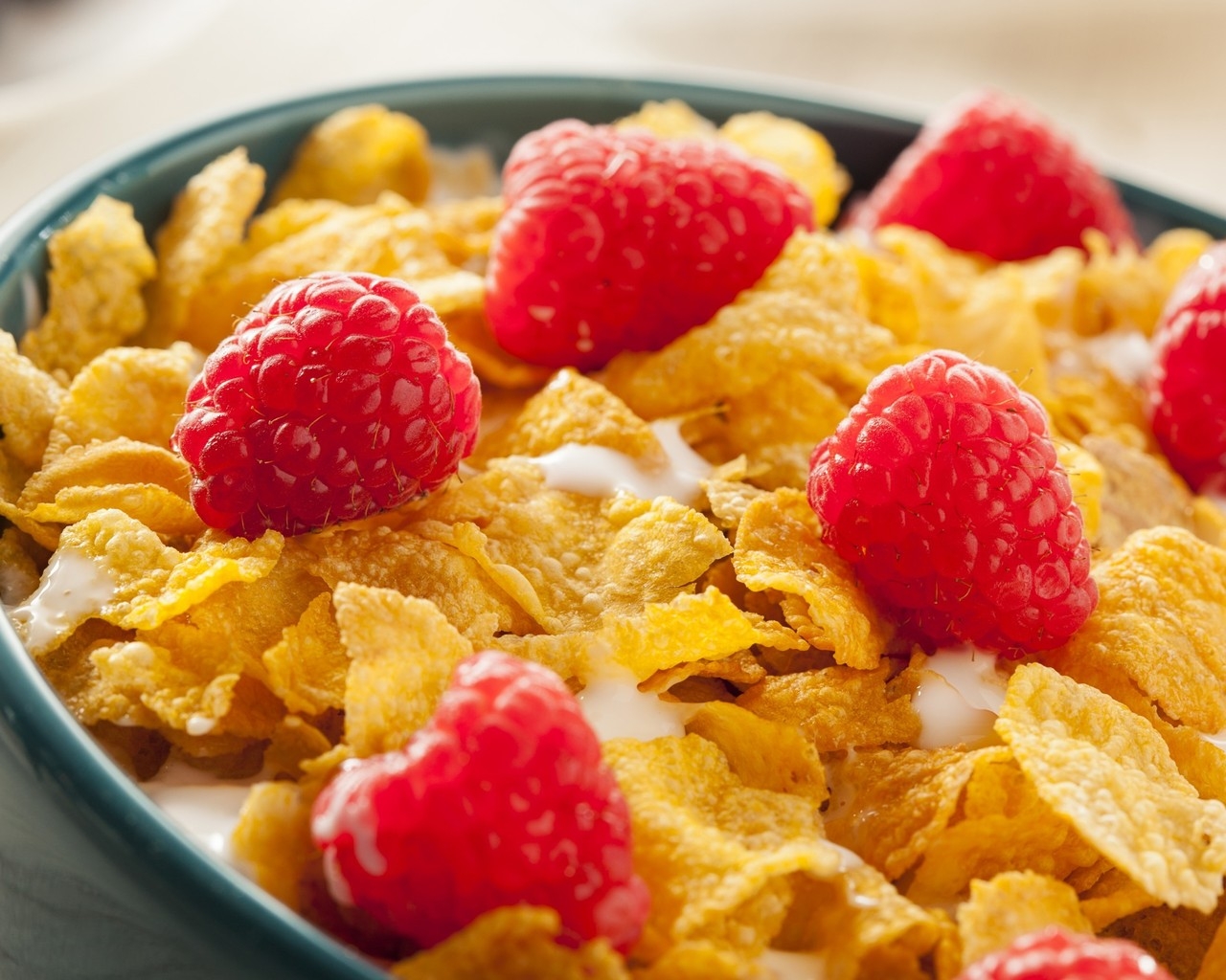 Cereals with Raspberries  for 1280 x 1024 resolution