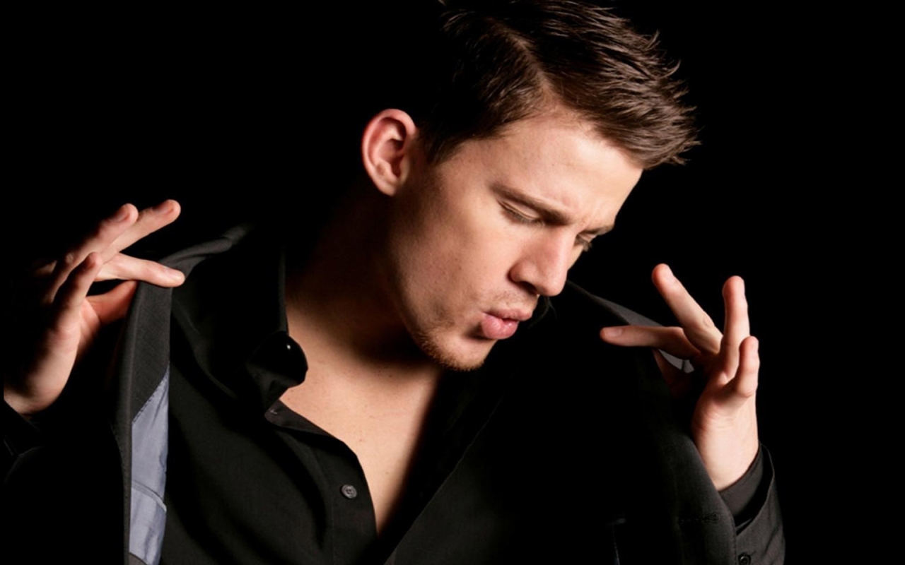 Channing Tatum Pose for 1280 x 800 widescreen resolution