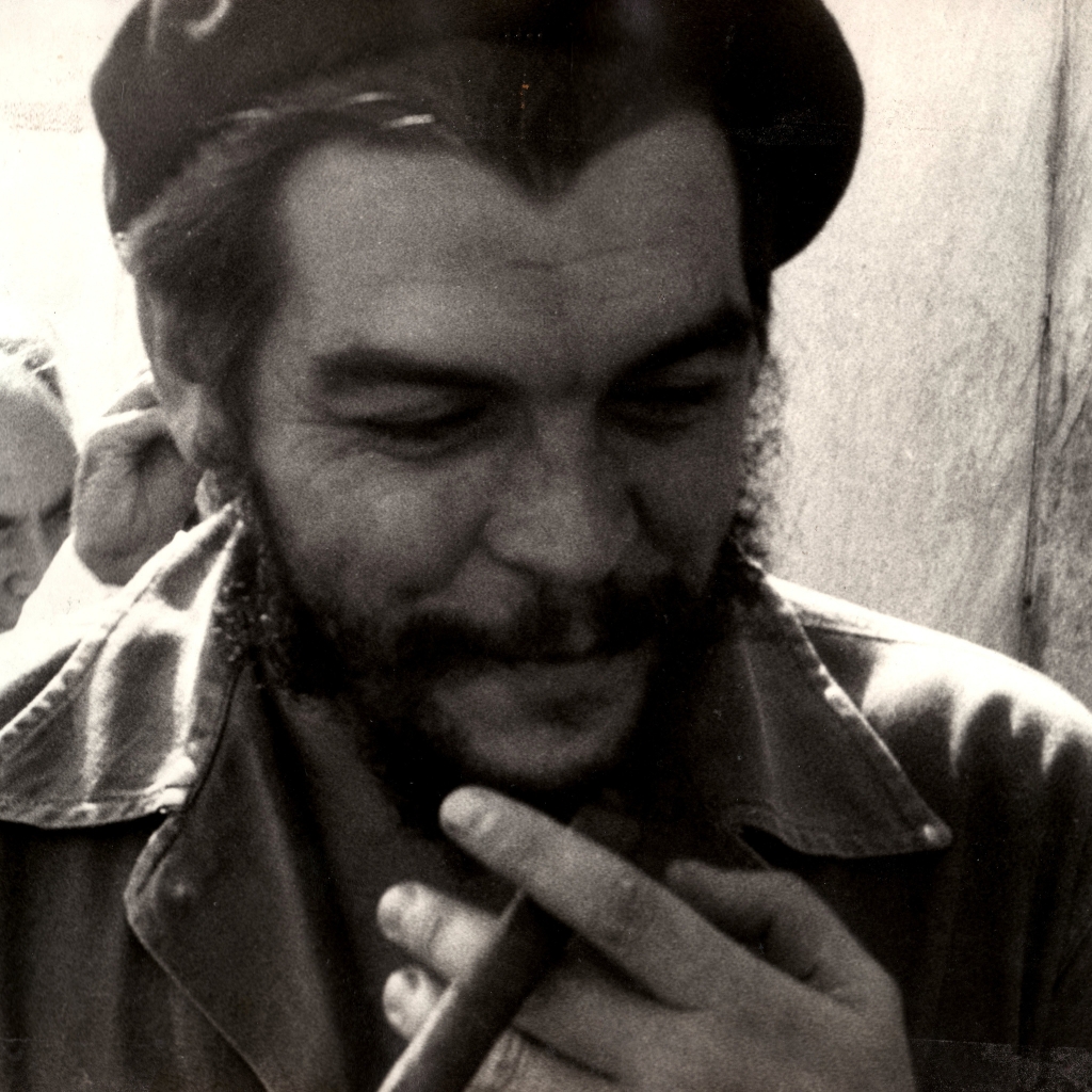 Che Guevara Smiling for 1024 x 1024 iPad resolution