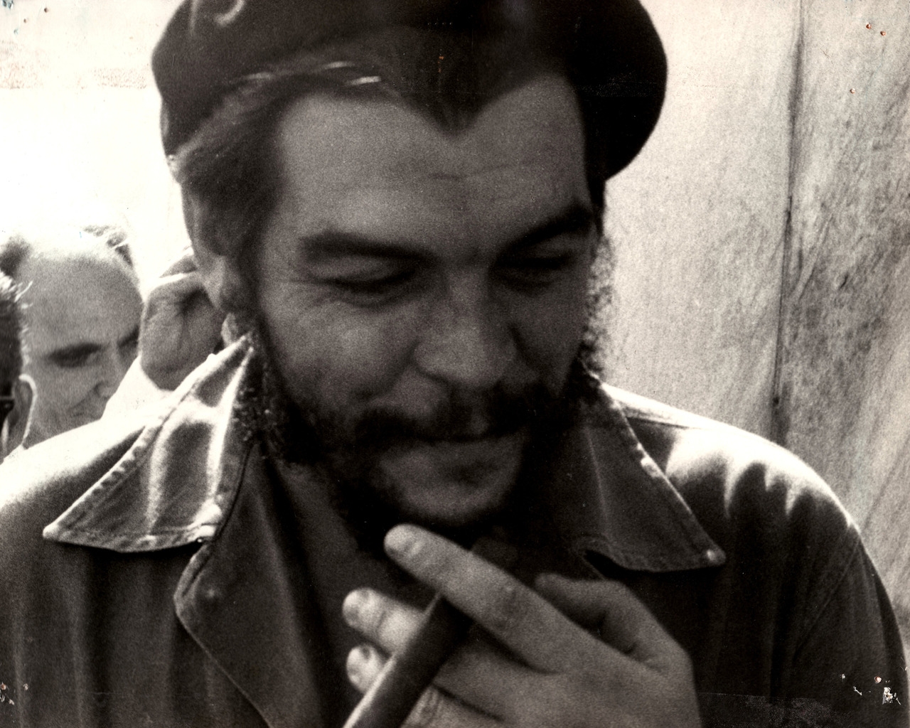 Che Guevara Smiling for 1280 x 1024 resolution
