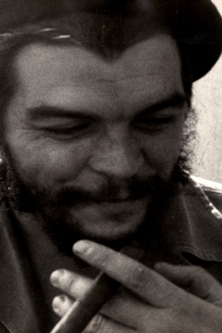 Che Guevara Smiling for 320 x 480 iPhone resolution