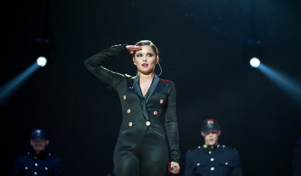 Cheryl Cole on Stage for 1024 x 600 widescreen resolution