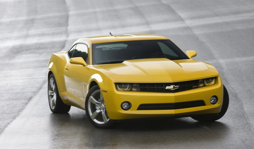 Chevrolet Camaro RS 2010 Yellow Front Angle for 1024 x 600 widescreen resolution