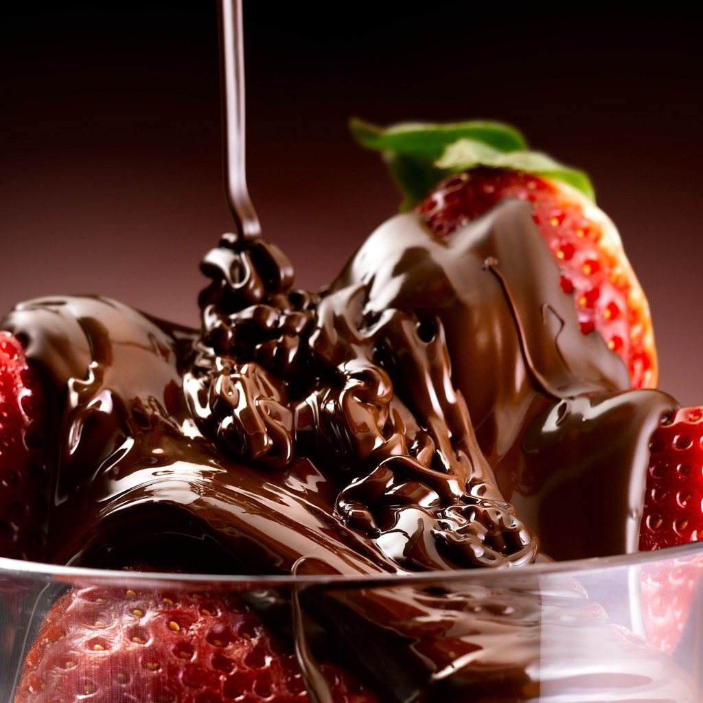 Chocolate and Strawberries for 1024 x 1024 iPad resolution