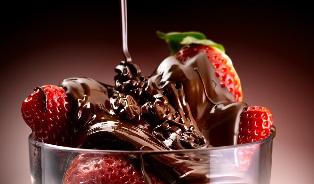 Chocolate and Strawberries for 1024 x 600 widescreen resolution