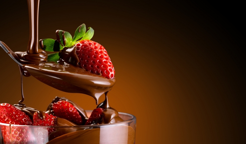 Chocolate and Strawberries Dessert for 1024 x 600 widescreen resolution
