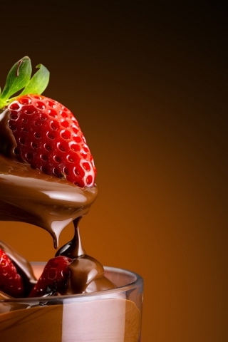 Chocolate and Strawberries Dessert for 320 x 480 iPhone resolution