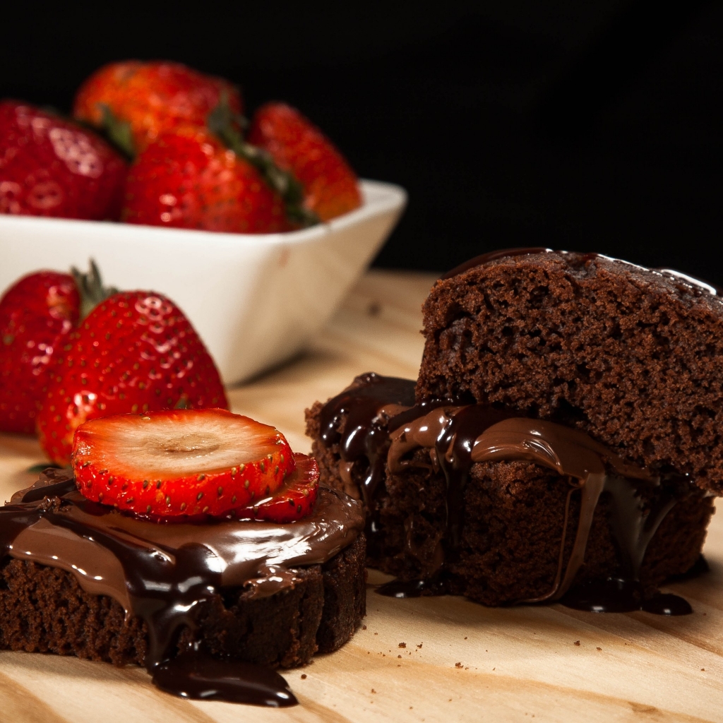 Chocolate and Strawberry Cake for 1024 x 1024 iPad resolution
