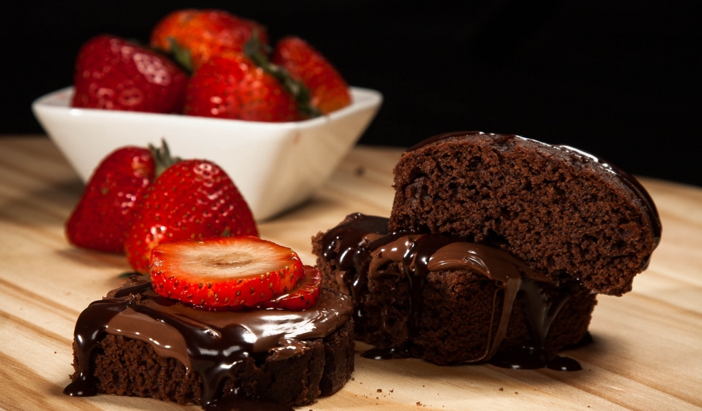 Chocolate and Strawberry Cake for 1024 x 600 widescreen resolution
