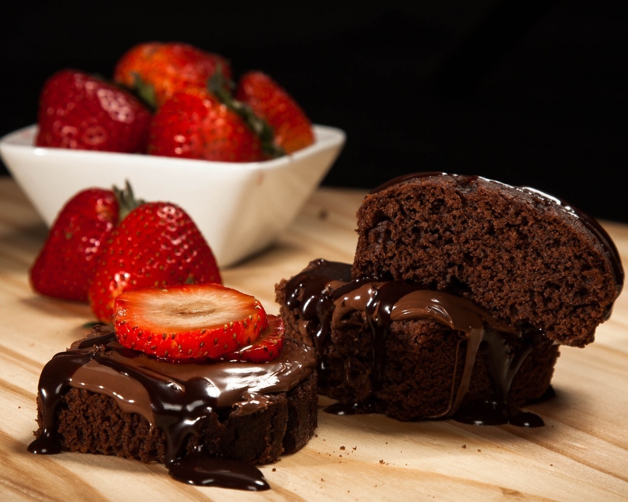 Chocolate and Strawberry Cake for 1280 x 1024 resolution