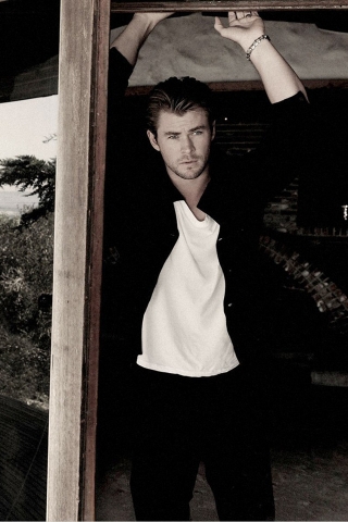 Chris Hemsworth Sepia for 320 x 480 iPhone resolution