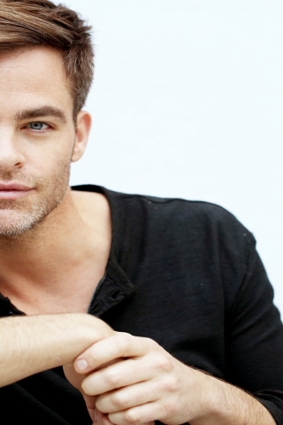 Chris Pine Cool Style for 320 x 480 iPhone resolution