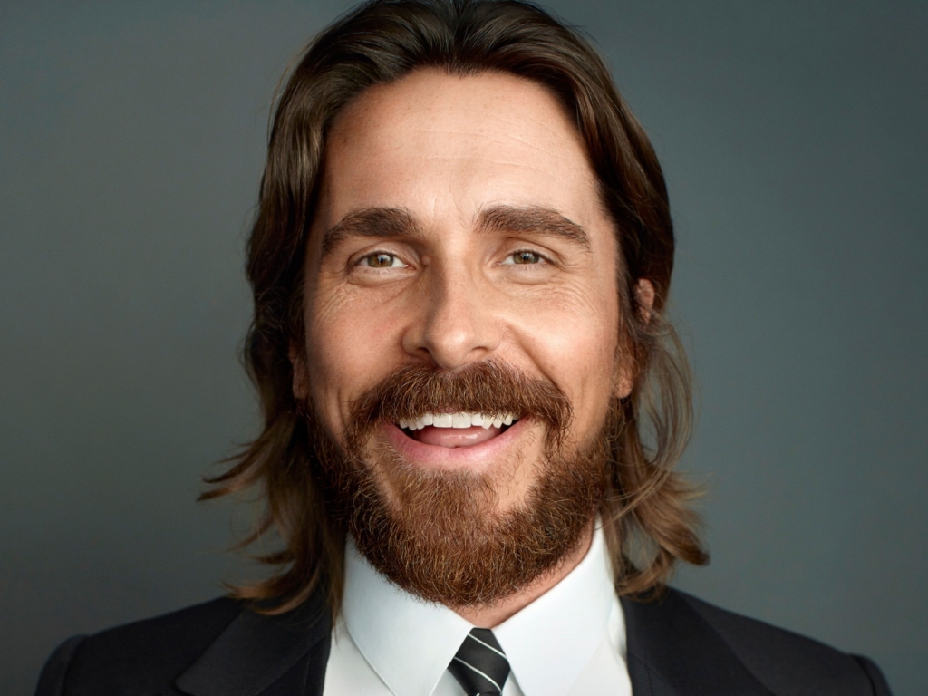 Christian Bale in Suit for 1024 x 768 resolution
