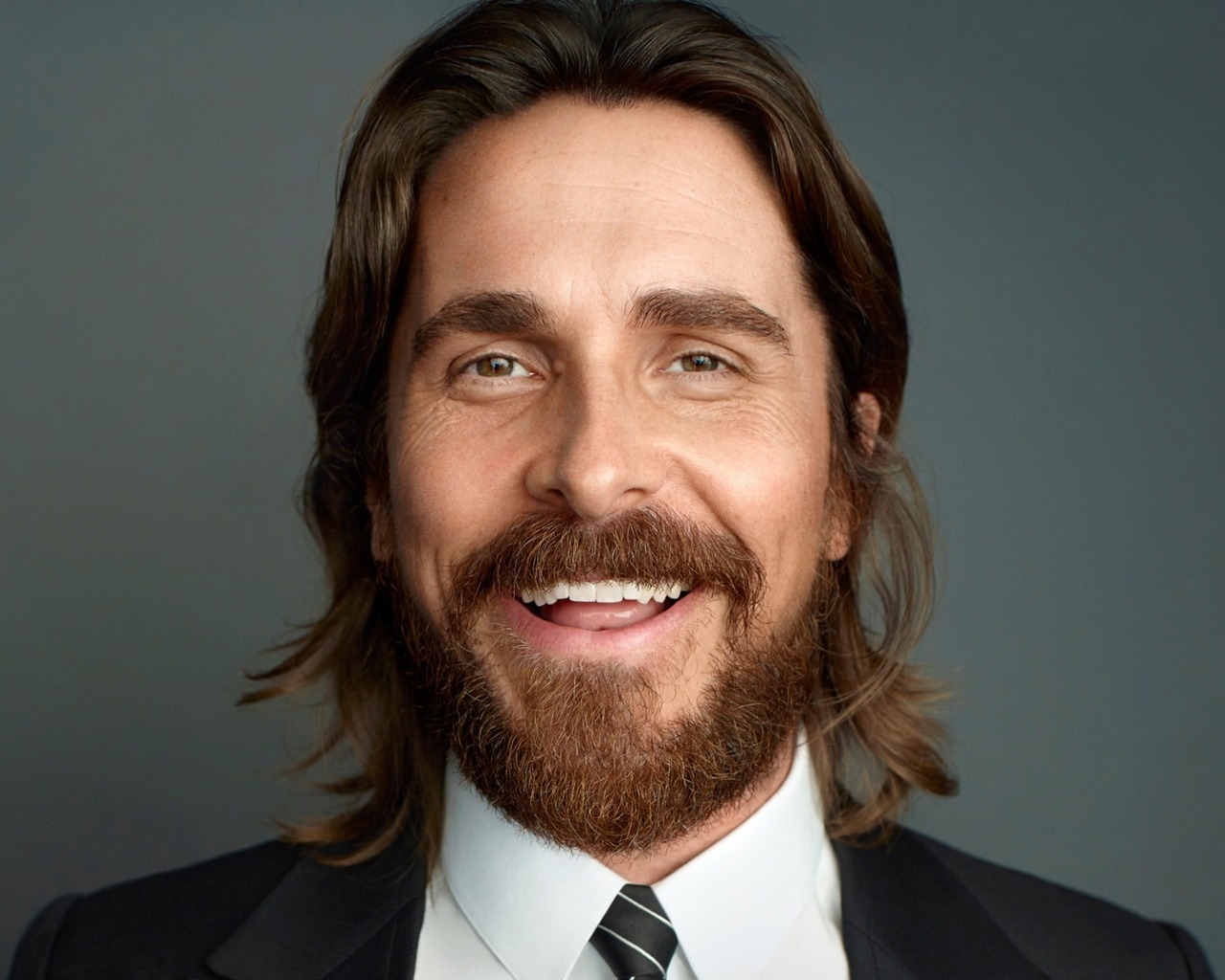 Christian Bale in Suit for 1280 x 1024 resolution