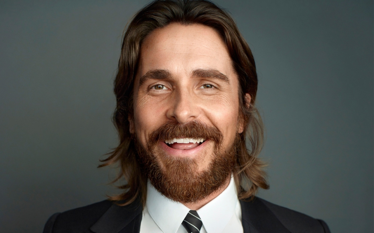 Christian Bale in Suit for 1280 x 800 widescreen resolution