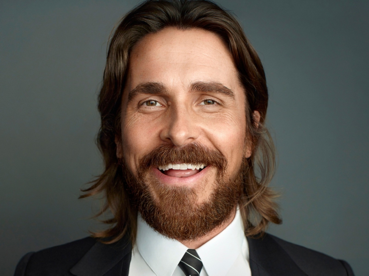 Christian Bale in Suit for 1280 x 960 resolution
