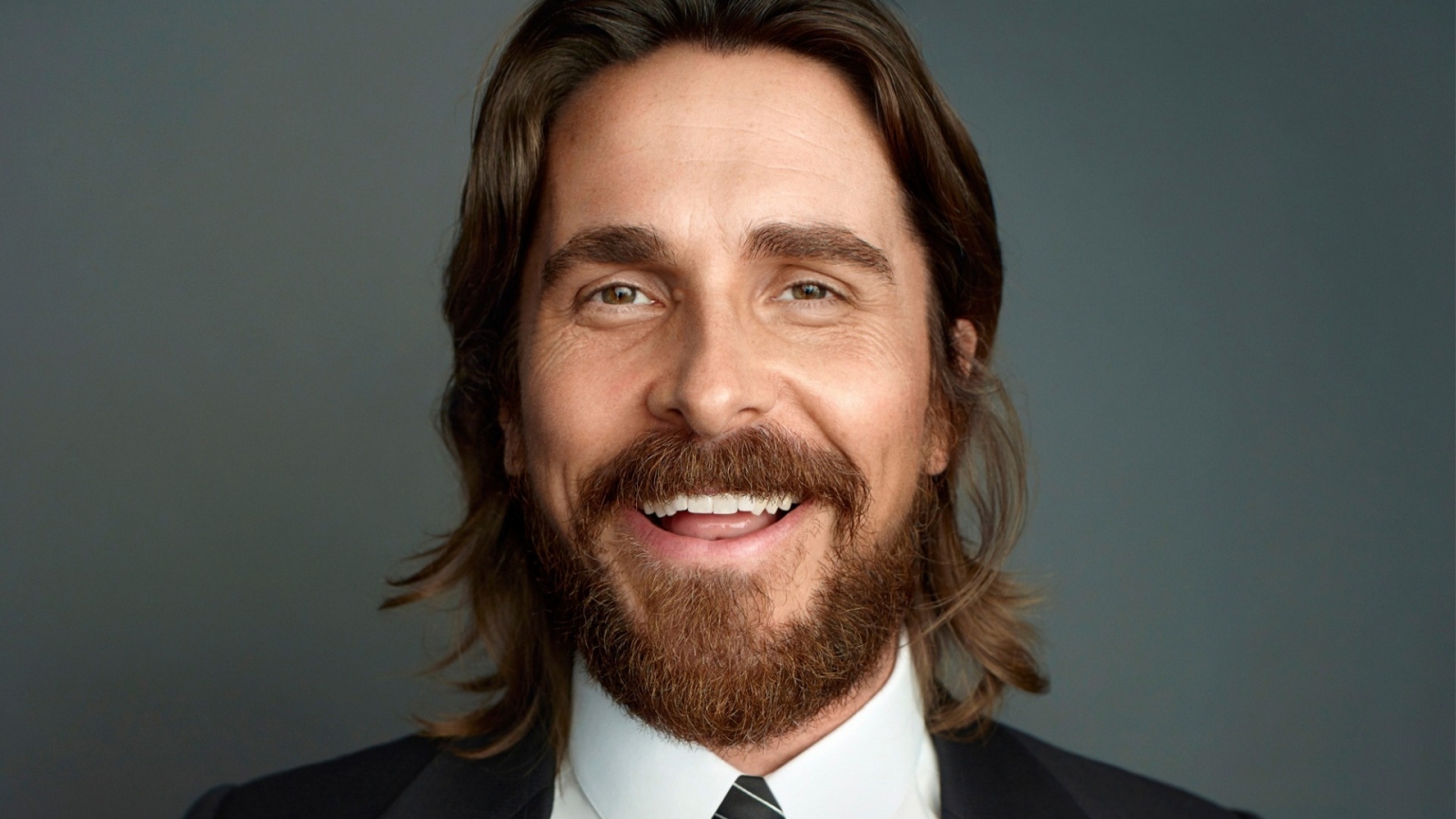 Christian Bale in Suit for 1600 x 900 HDTV resolution